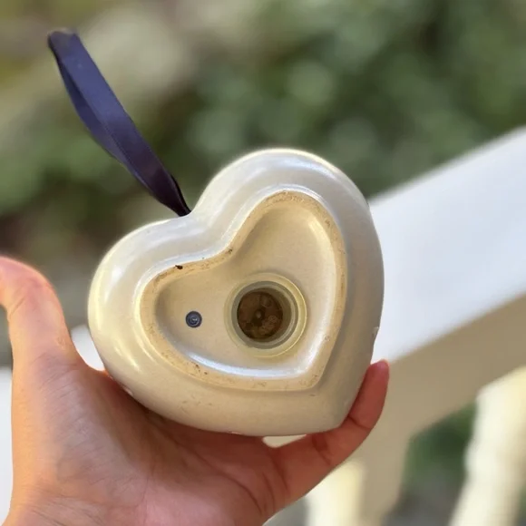 Vintage Blue and White Heart Shaped Ceramic Potpourri Diffuser - Picture 3 of 4